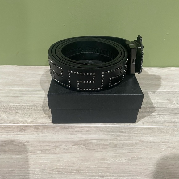 Elegant Black Belt with Intricate Buckle - Picture 2 of 3